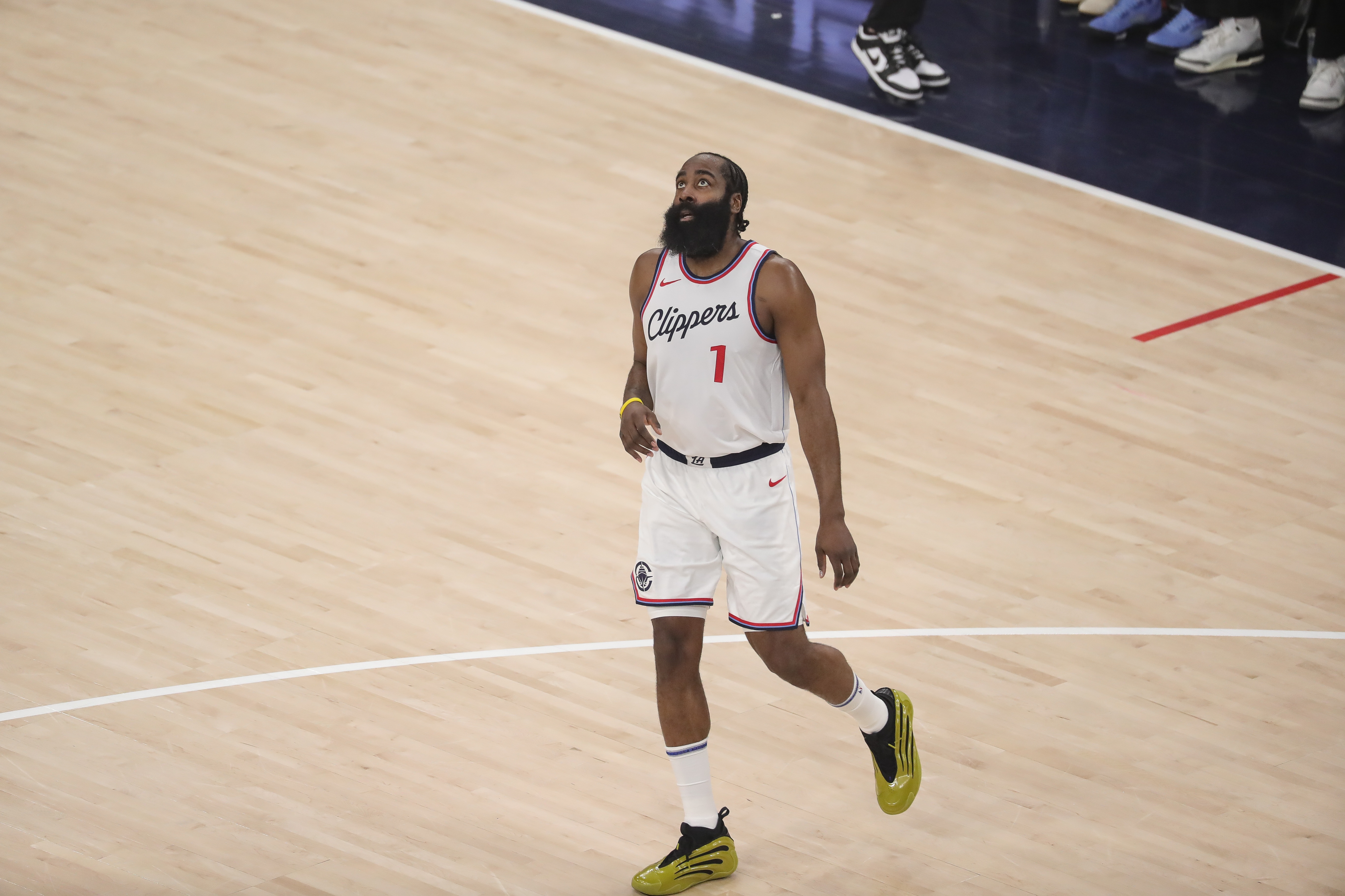 独行侠不断突破！，哈登连续十场比赛得分超过最后时刻胜出观众掌声雷动的简单介绍-9game