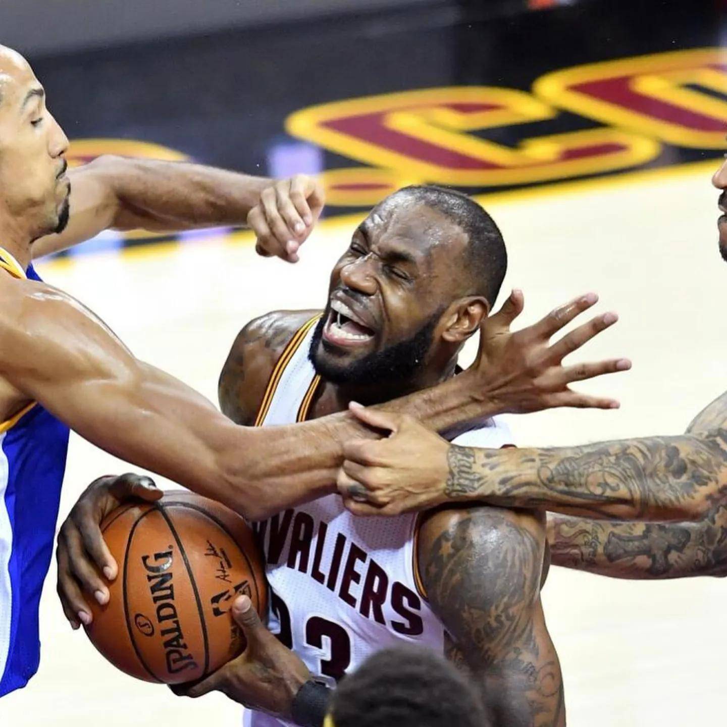 詹姆斯重返赛场，比赛局势复杂首场状态出色，独行侠观众沸腾！上演精彩一战的简单介绍-九游平台