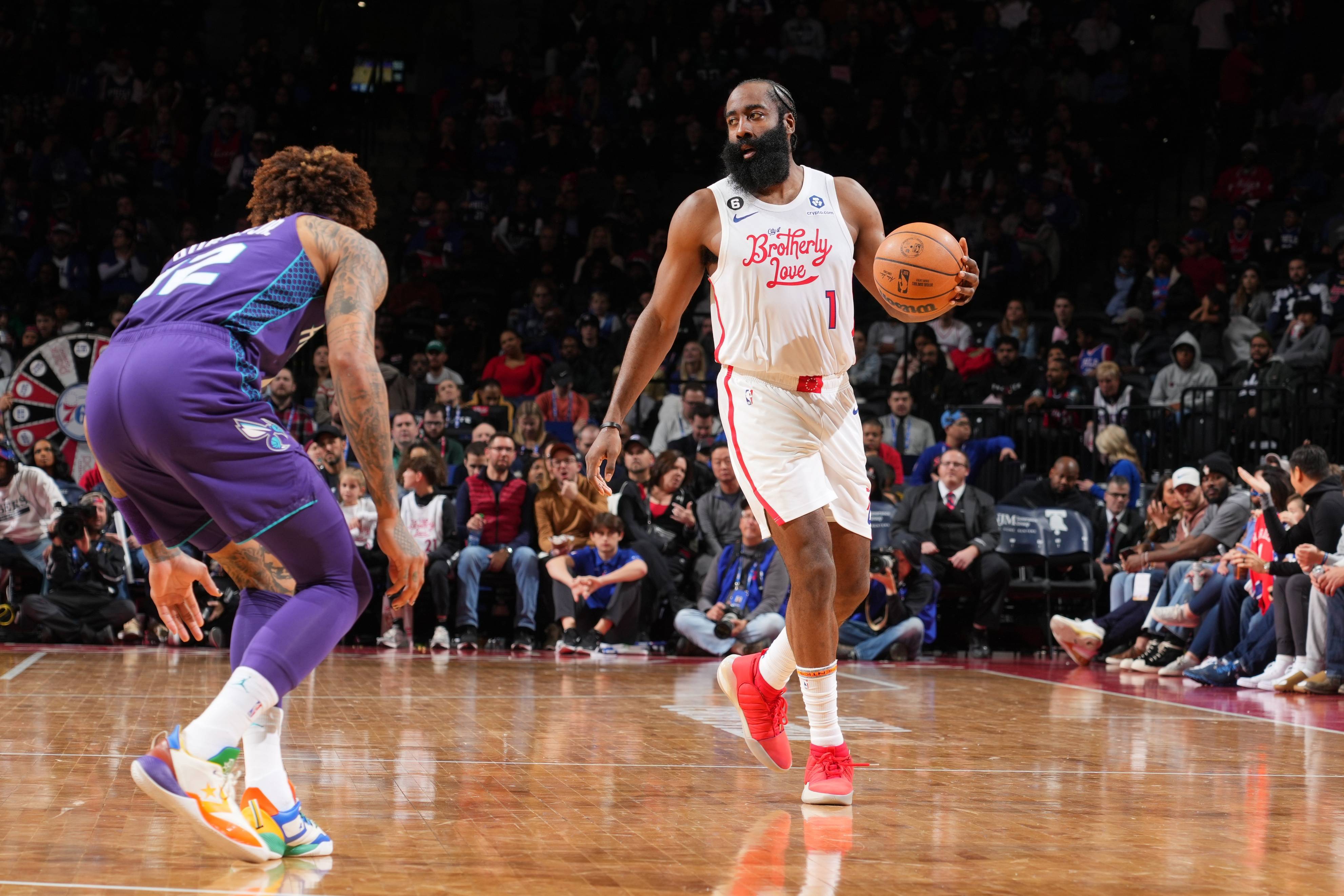  重要助攻引发热议！，哈登在拜仁比赛中战术调整全场沸腾不已-9game