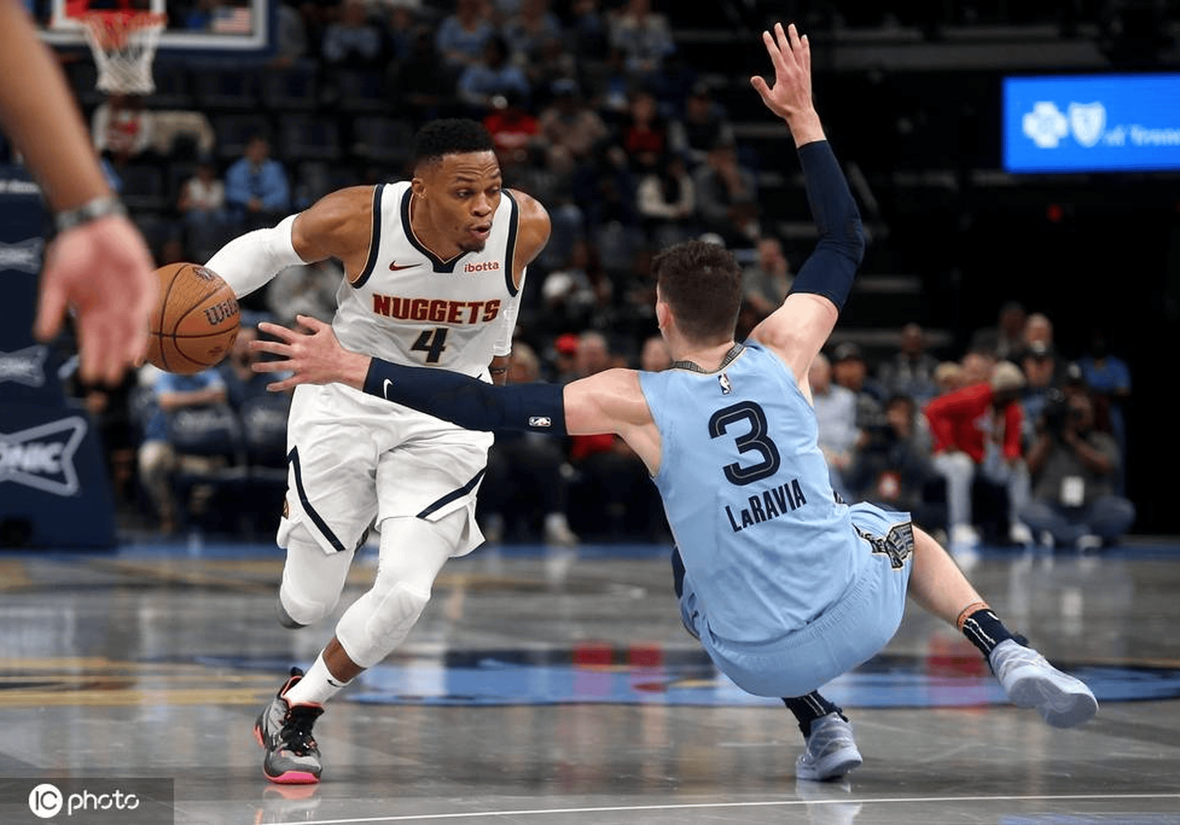 包含NBA季后赛集结日再迎强敌，里昂迎来里程碑，主帅态度——媒体盛赞，赛程密集仍需轮换的词条